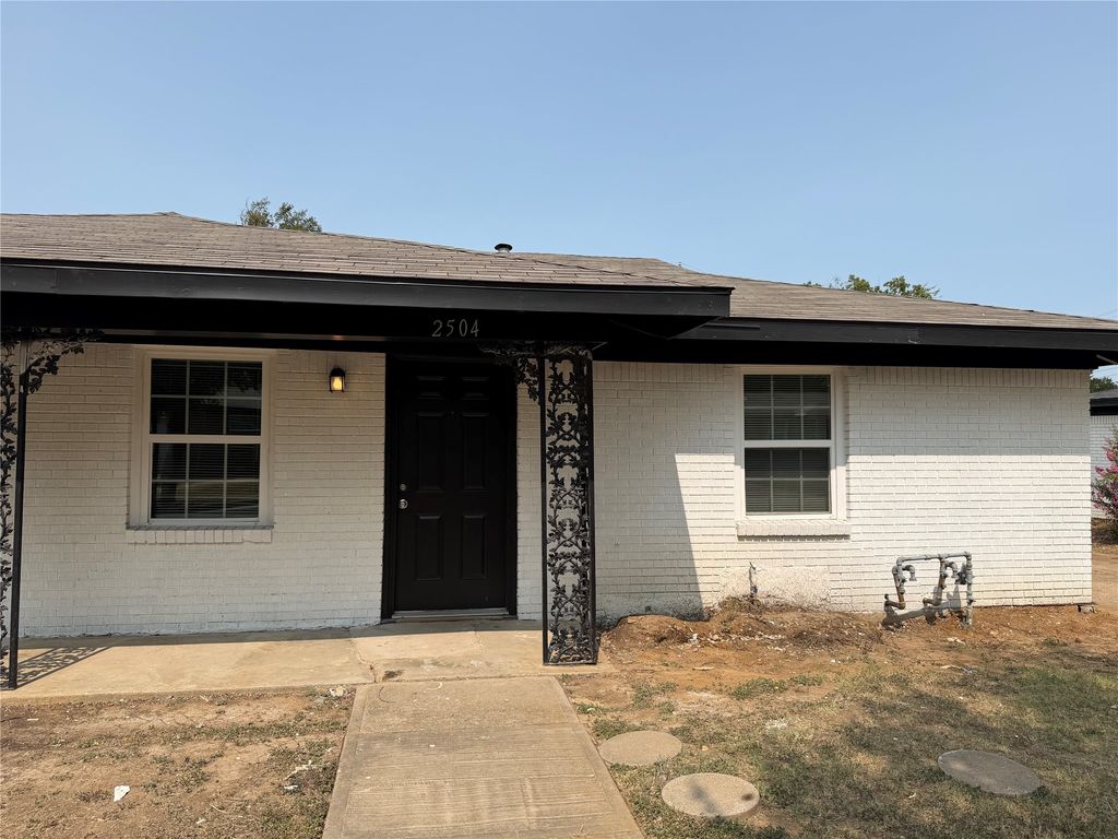 2504 Normont Circle, Fort Worth, TX 76103