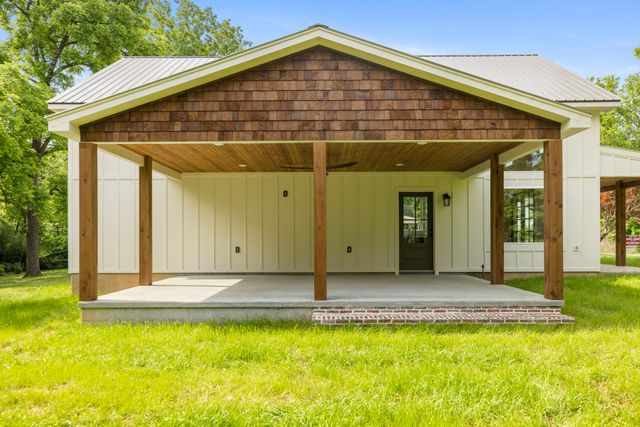 97 Barnwell Ave, Centerville, TN 37033