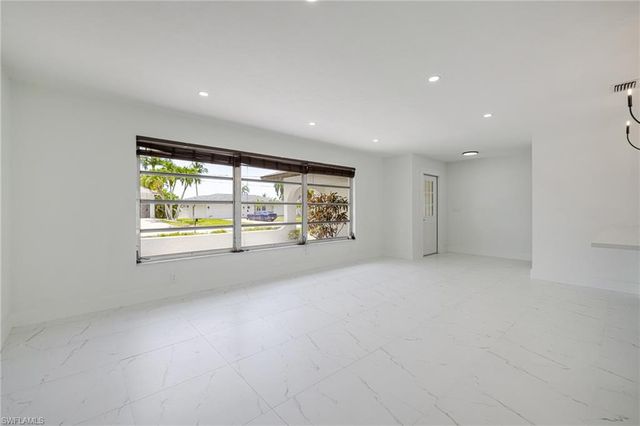 2285 SE 28th ST, Cape Coral, FL 33904
