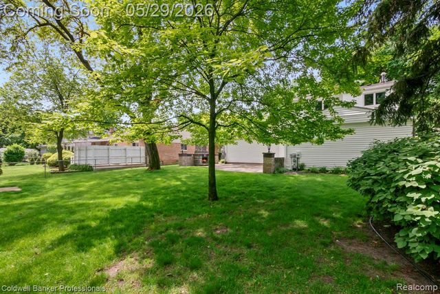 9310 Oakcliffe Drive, Plymouth, MI 48170
