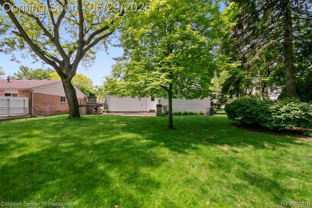 9310 Oakcliffe Drive, Plymouth, MI 48170