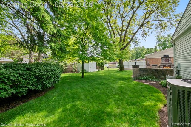 9310 Oakcliffe Drive, Plymouth, MI 48170
