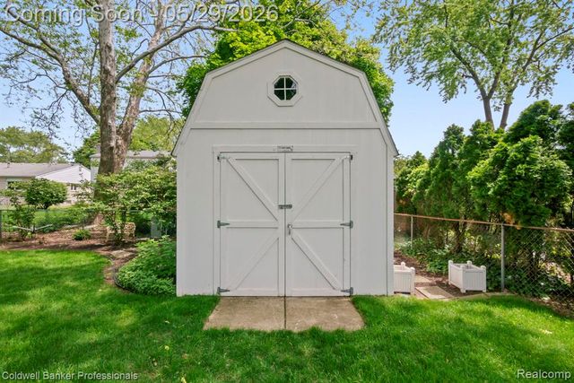 9310 Oakcliffe Drive, Plymouth, MI 48170