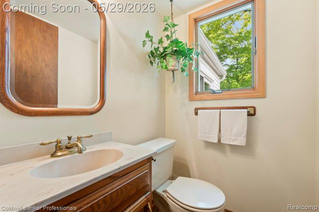 9310 Oakcliffe Drive, Plymouth, MI 48170