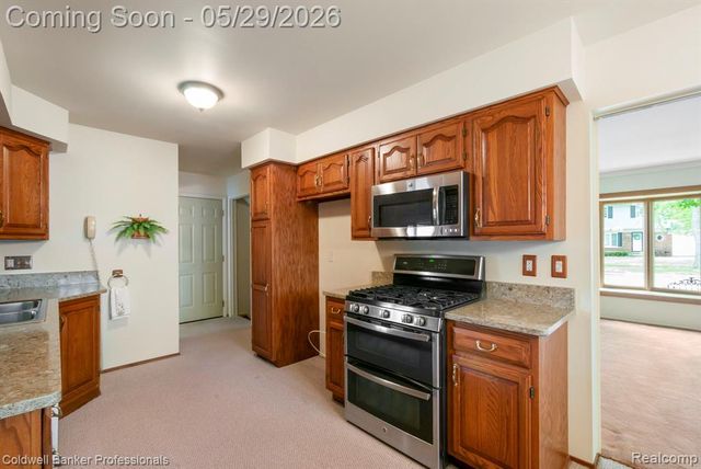 9310 Oakcliffe Drive, Plymouth, MI 48170