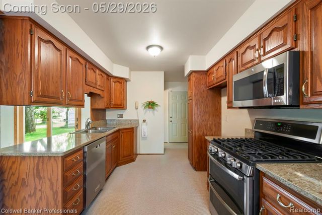 9310 Oakcliffe Drive, Plymouth, MI 48170