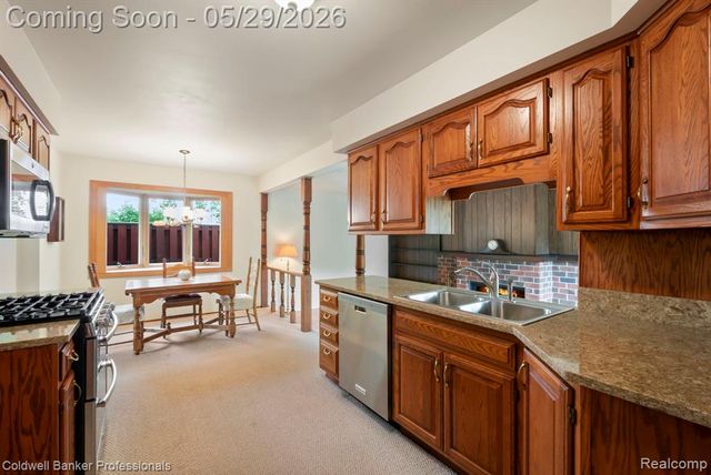 9310 Oakcliffe Drive, Plymouth, MI 48170