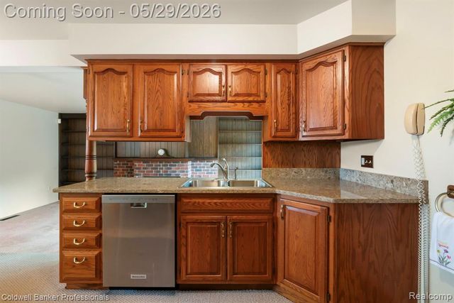 9310 Oakcliffe Drive, Plymouth, MI 48170