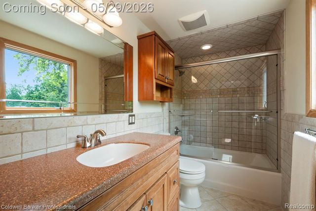 9310 Oakcliffe Drive, Plymouth, MI 48170