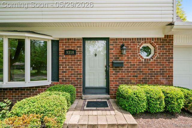 9310 Oakcliffe Drive, Plymouth, MI 48170