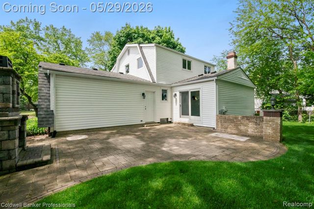 9310 Oakcliffe Drive, Plymouth, MI 48170