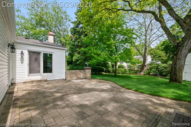9310 Oakcliffe Drive, Plymouth, MI 48170