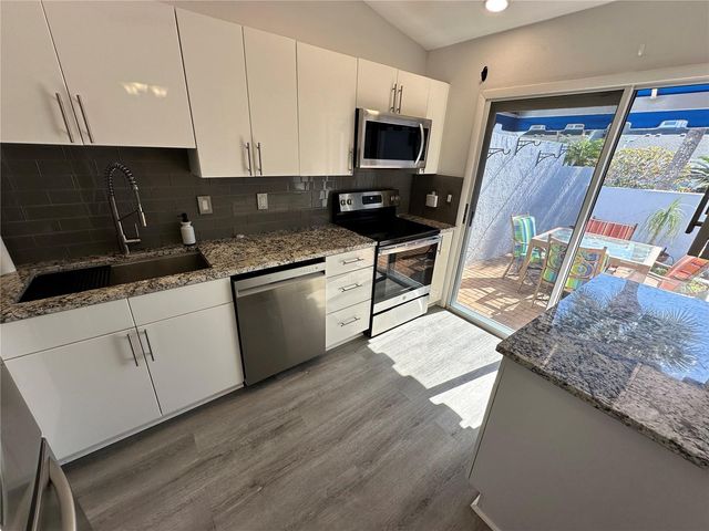 864 WATERSIDE LANE, Bradenton, FL 34209