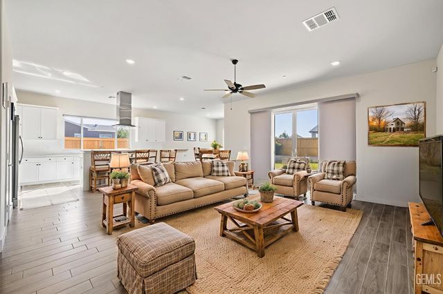 9223 Manor Forest Lane, Shafter, CA 93263