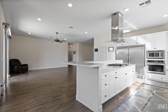 9223 Manor Forest Lane, Shafter, CA 93263