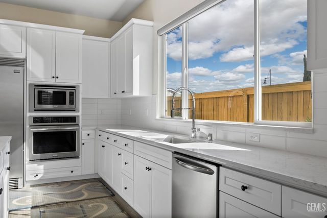 9223 Manor Forest Lane, Shafter, CA 93263