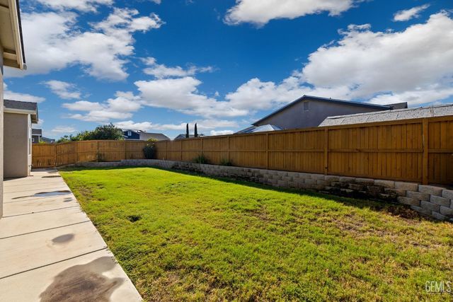 9223 Manor Forest Lane, Shafter, CA 93263