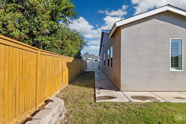 9223 Manor Forest Lane, Shafter, CA 93263