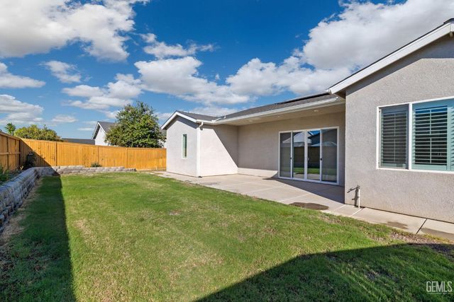 9223 Manor Forest Lane, Shafter, CA 93263