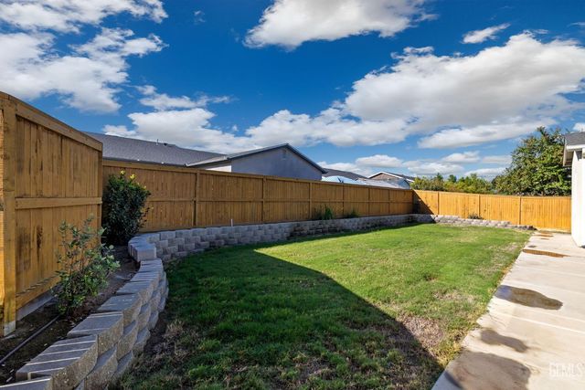 9223 Manor Forest Lane, Shafter, CA 93263