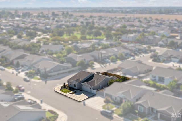 9223 Manor Forest Lane, Shafter, CA 93263