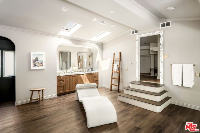 5500 Red Oak Drive, Los Angeles, CA 90068