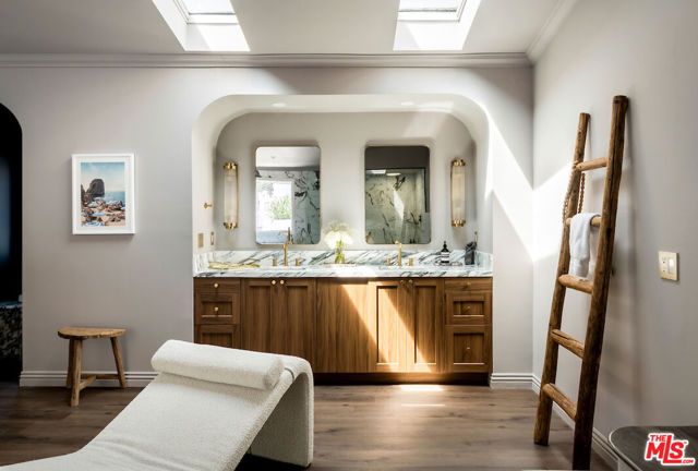 5500 Red Oak Drive, Los Angeles, CA 90068