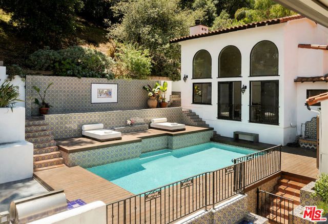 5500 Red Oak Drive, Los Angeles, CA 90068