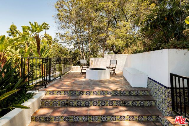 5500 Red Oak Drive, Los Angeles, CA 90068