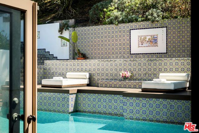 5500 Red Oak Drive, Los Angeles, CA 90068