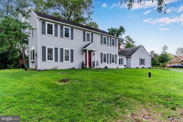 8 HOLLY DR, New Cumberland, PA 17070