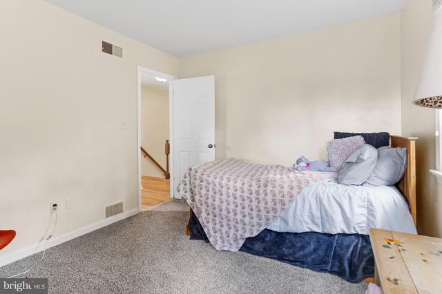 8 HOLLY DR, New Cumberland, PA 17070