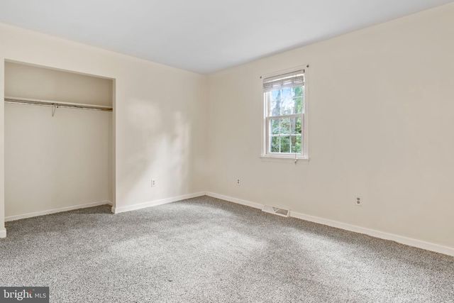 8 HOLLY DR, New Cumberland, PA 17070