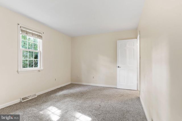 8 HOLLY DR, New Cumberland, PA 17070