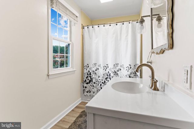 8 HOLLY DR, New Cumberland, PA 17070