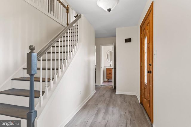 8 HOLLY DR, New Cumberland, PA 17070