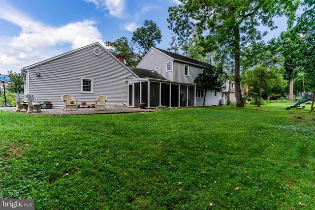 8 HOLLY DR, New Cumberland, PA 17070