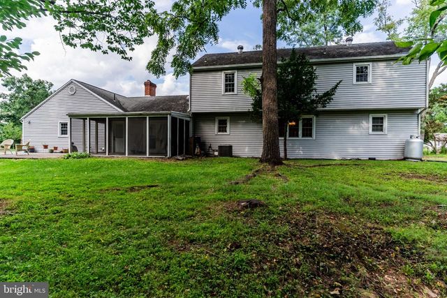 8 HOLLY DR, New Cumberland, PA 17070