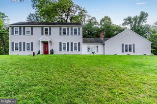8 HOLLY DR, New Cumberland, PA 17070