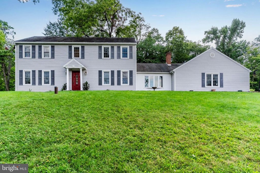 8 HOLLY DR, New Cumberland, PA 17070