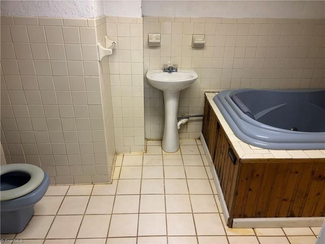 2621 Creekwood Drive, Winston-salem, NC 27103