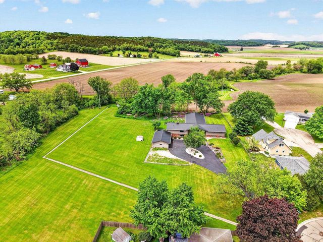 1 Horseshoe Lane, Black Earth, WI 53515