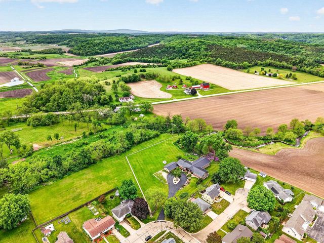 1 Horseshoe Lane, Black Earth, WI 53515