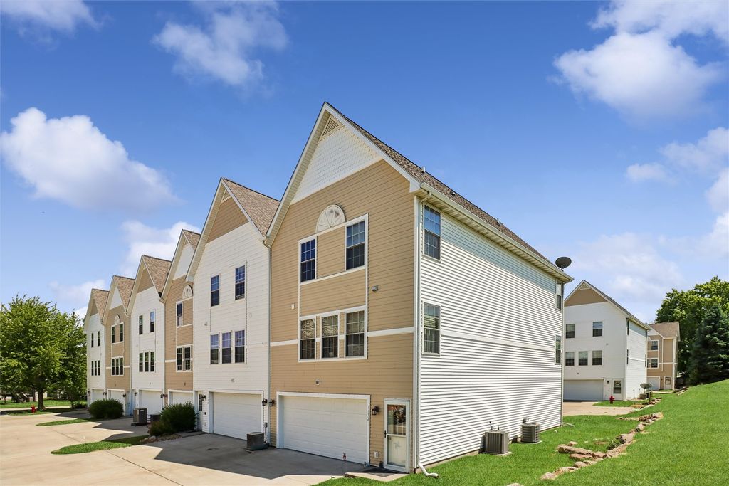 1132 10th Avenue NW, Altoona, IA 50009