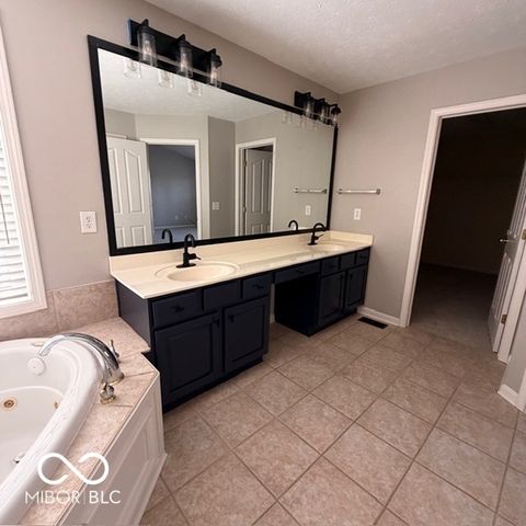 11716 Shadowwood Court, Zionsville, IN 46077