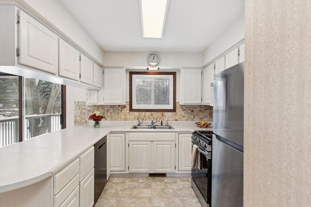 9676 Crestwood Terrace, Eden Prairie, MN 55347