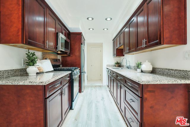 6700 Hillpark Drive 204, Los Angeles, CA 90068