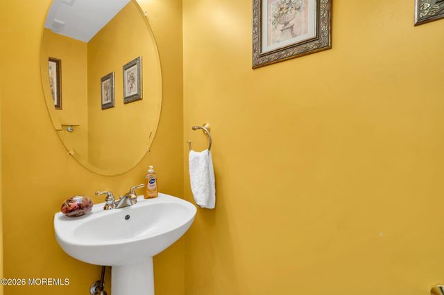 16 Sunningdale Circle, Manalapan, NJ 07726