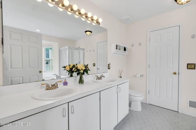 16 Sunningdale Circle, Manalapan, NJ 07726