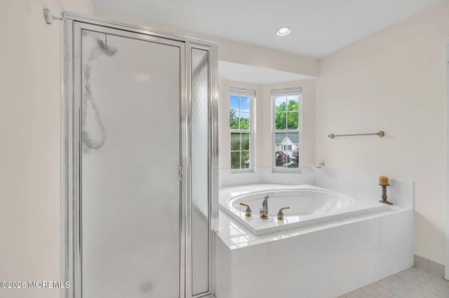 16 Sunningdale Circle, Manalapan, NJ 07726